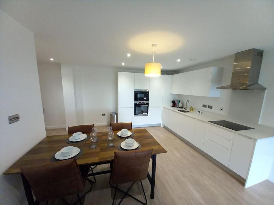Apartment Luxury Riverside Stunning Views Free Parking *